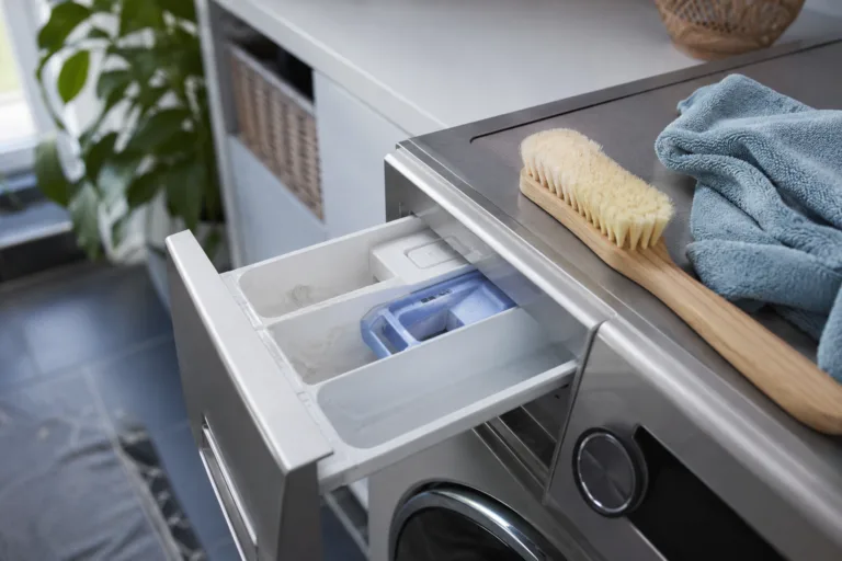 Bac à lessive de machine à laver avec dépôts à nettoyer