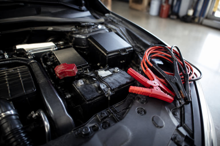Batterie de voiture avec câbles de démarrage