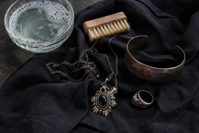 Bijoux en argent ternis avant un nettoyage doux