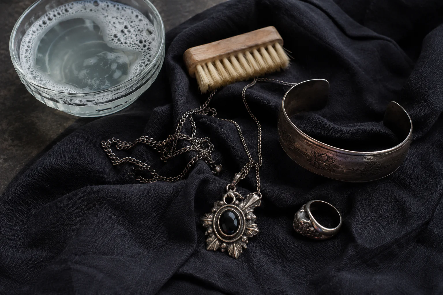Bijoux en argent ternis avant un nettoyage doux