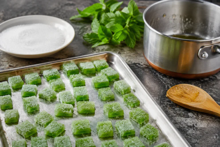 Bonbons maison à la menthe fraîche en cours de préparation sur un plan de travail