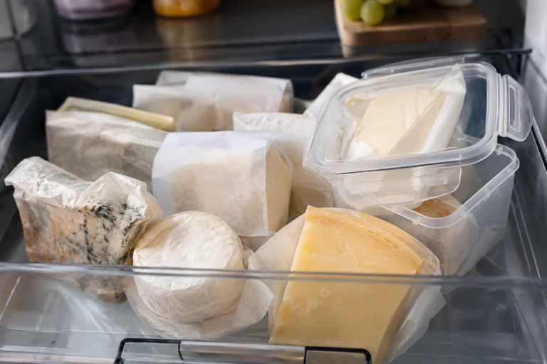 Fromages bien emballés dans un réfrigérateur propre pour limiter la moisissure