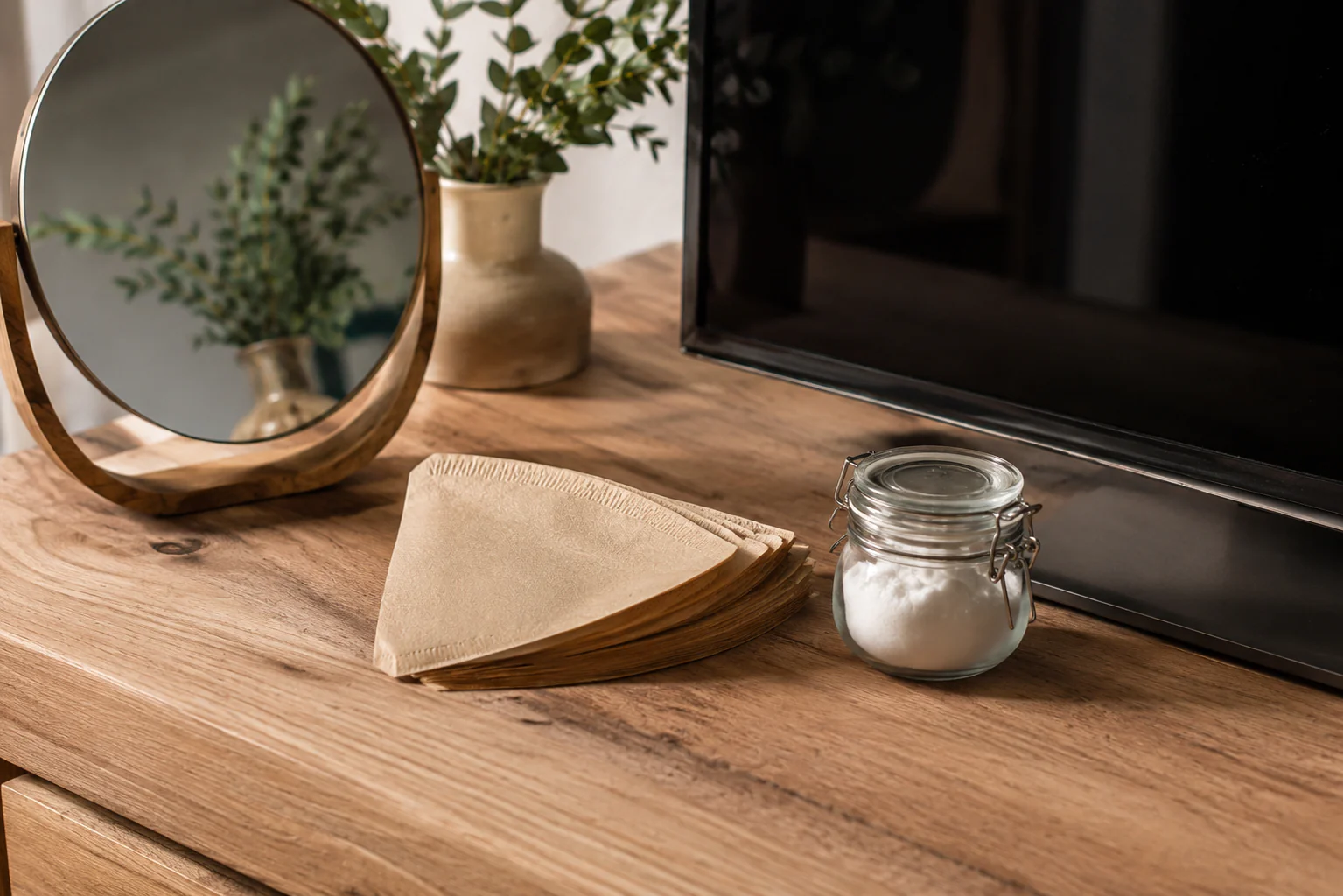 Filtres a cafe en papier utilises comme aides pratiques a la maison