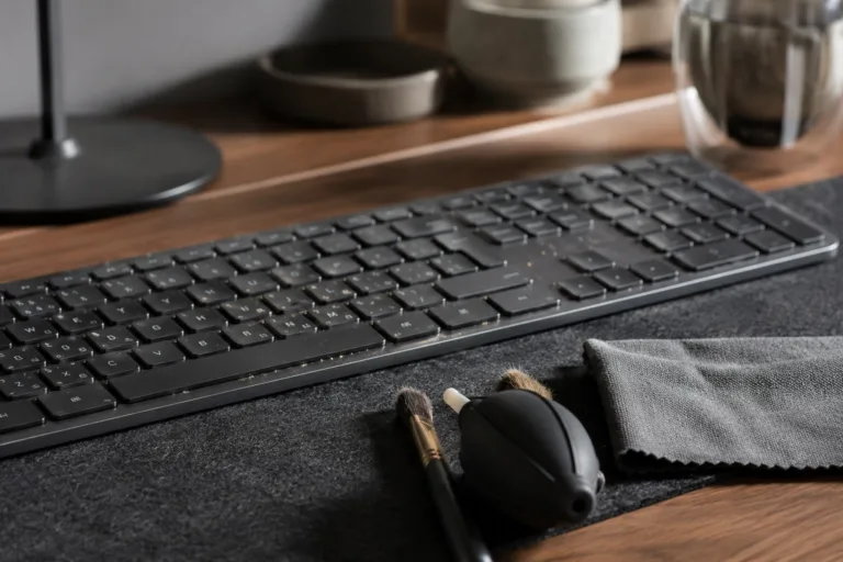 Clavier d’ordinateur poussiéreux avec brosse douce et chiffon microfibre