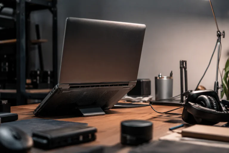 Visuel à la une montrant un ordinateur portable susceptible de surchauffer sur un bureau