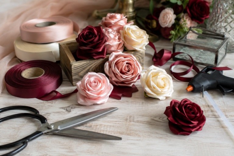 Roses décoratives en ruban satiné sur une table d'atelier