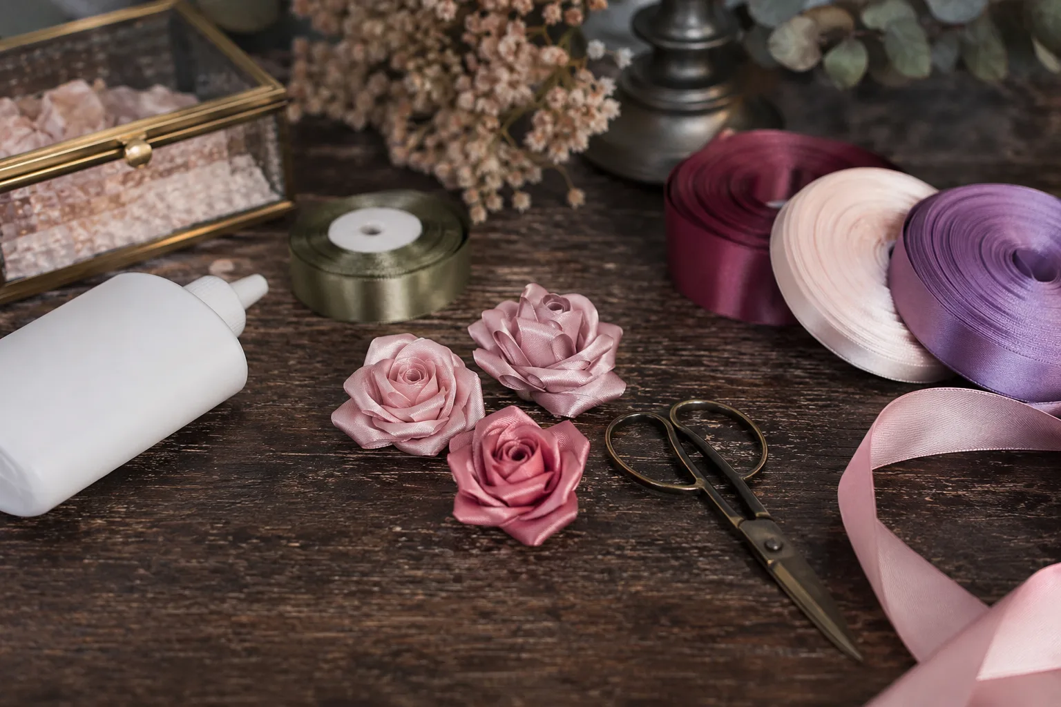 Roses en ruban satinées sur une table d’atelier