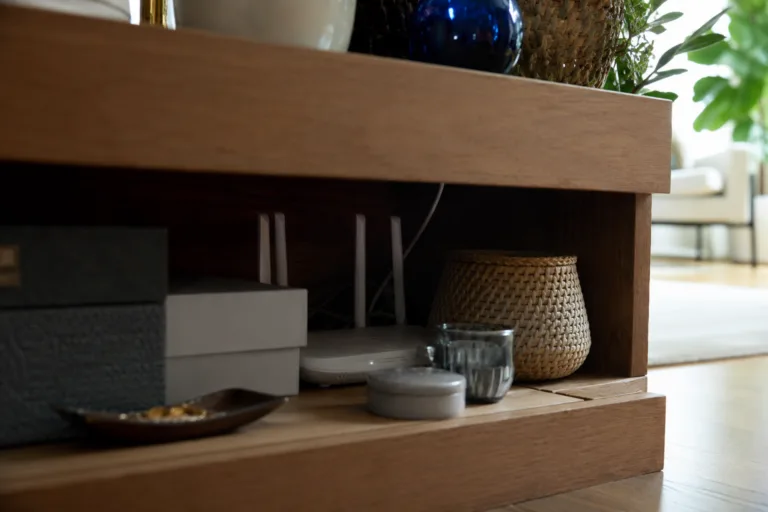Routeur Wi-Fi placé derrière des obstacles dans la maison
