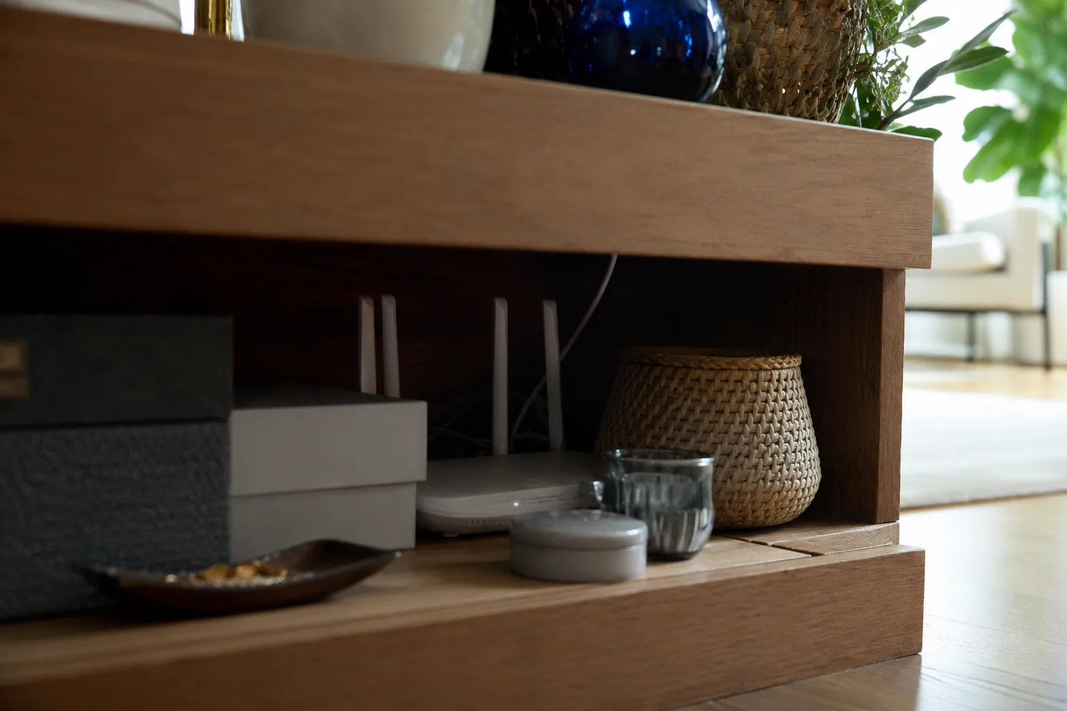 Routeur Wi-Fi placé derrière des obstacles dans la maison