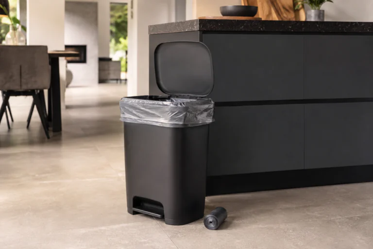 Sac poubelle bien installé dans une poubelle de cuisine propre
