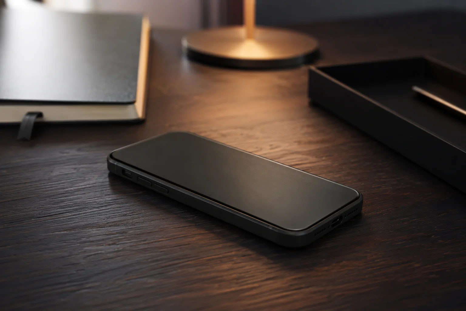 Smartphone posé face contre une table sombre dans un bureau élégant